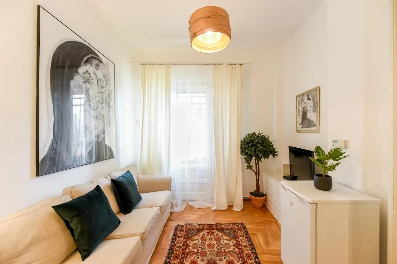 Stay In Style: Central 1Br With Vintage Touches And Balcony Bucharest