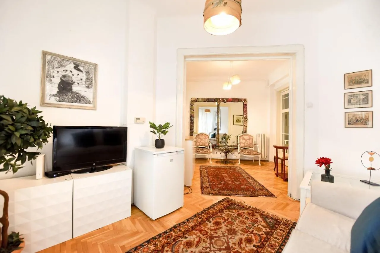 Stay In Style: Central 1Br With Vintage Touches And Balcony Bucharest Romania