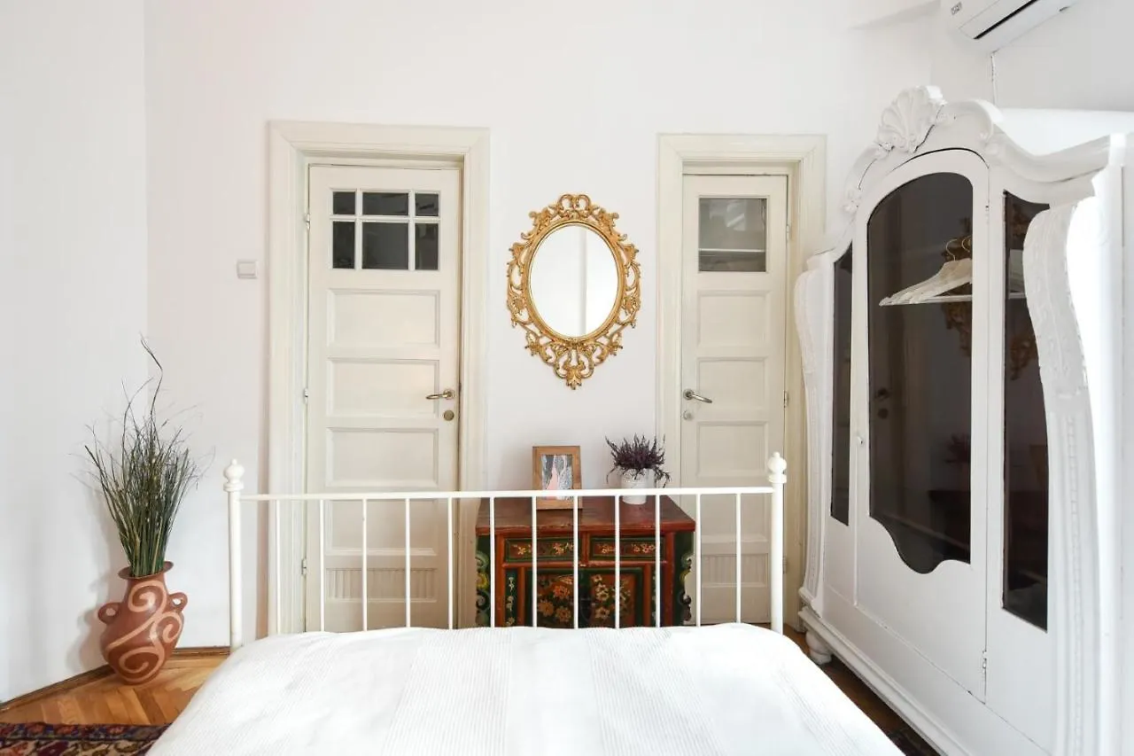 Stay In Style: Central 1Br With Vintage Touches And Balcony Bucharest Apartment