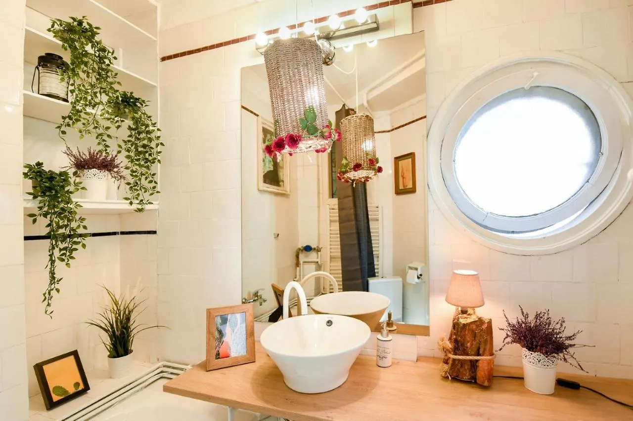 Stay In Style: Central 1Br With Vintage Touches And Balcony Bucharest Apartment