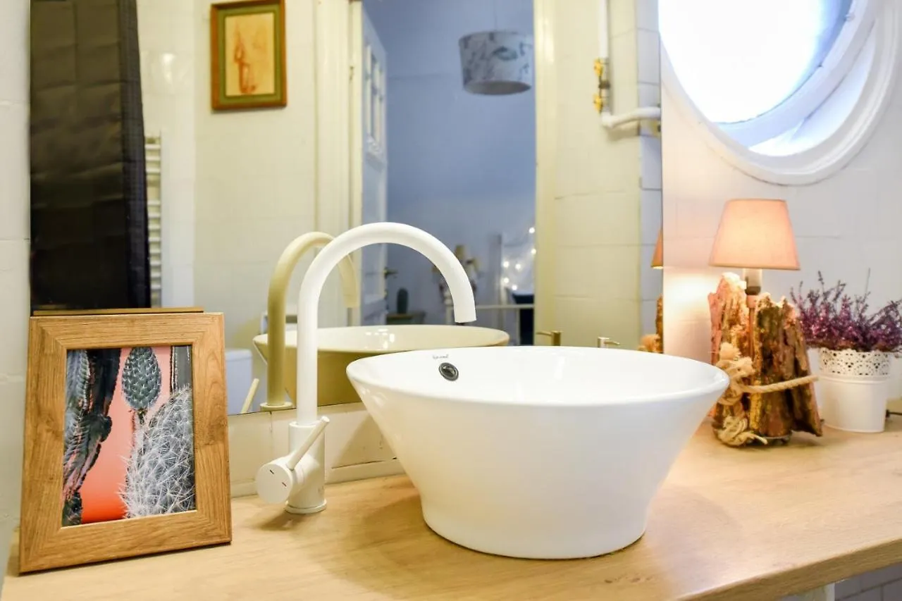 Stay In Style: Central 1Br With Vintage Touches And Balcony Bucharest Romania