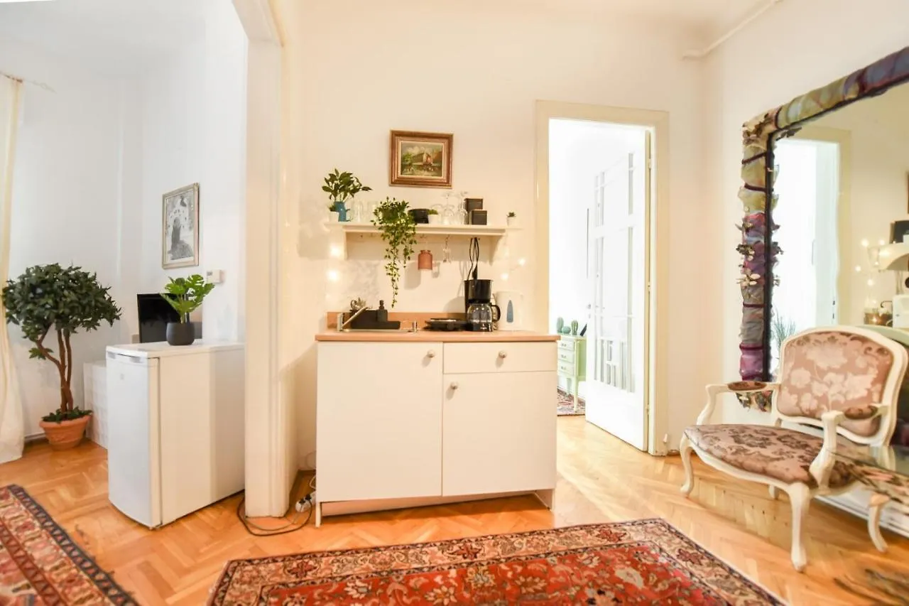 Stay In Style: Central 1Br With Vintage Touches And Balcony Bucharest 0*,