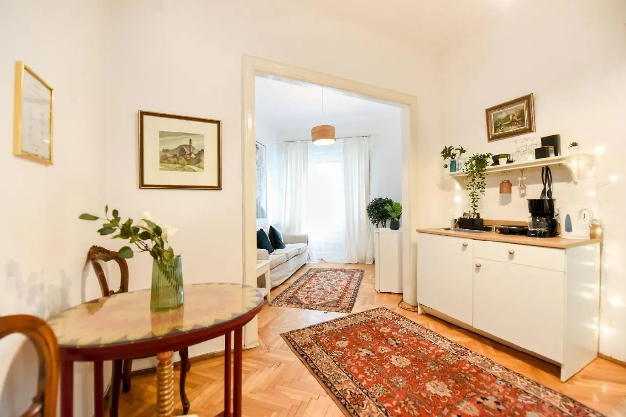 Stay In Style: Central 1Br With Vintage Touches And Balcony Bucharest Romania