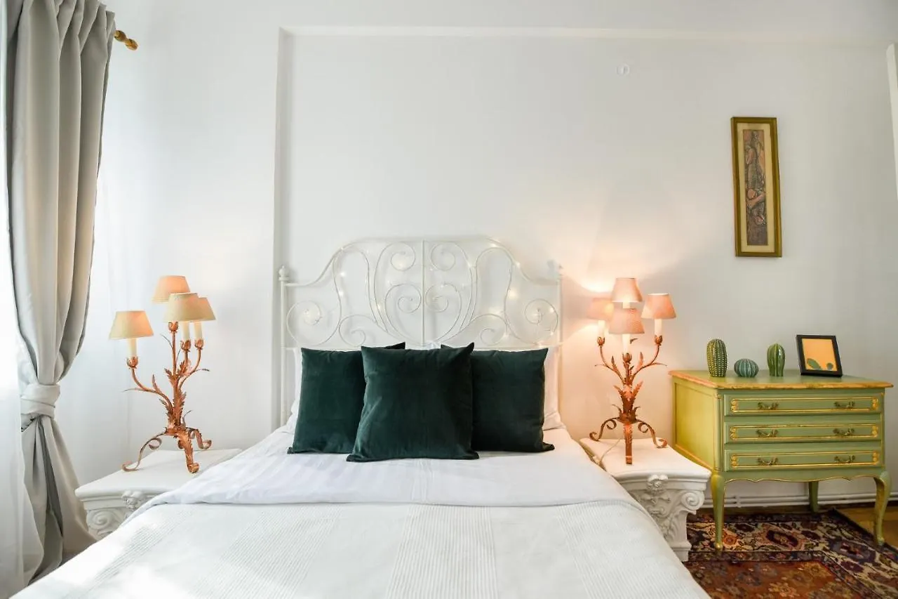 Stay In Style: Central 1Br With Vintage Touches And Balcony Bucharest