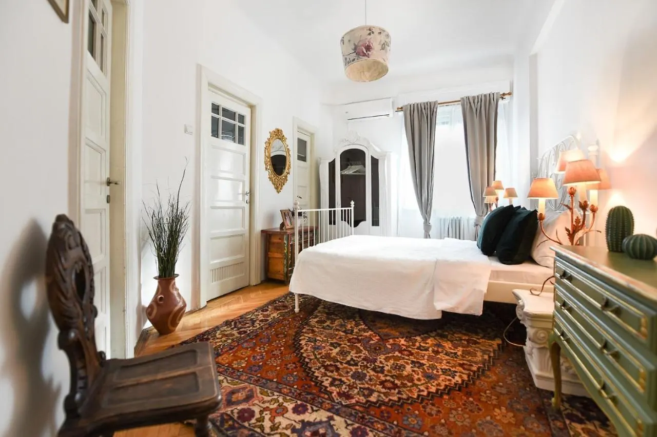 Stay In Style: Central 1Br With Vintage Touches And Balcony Bucharest Apartment