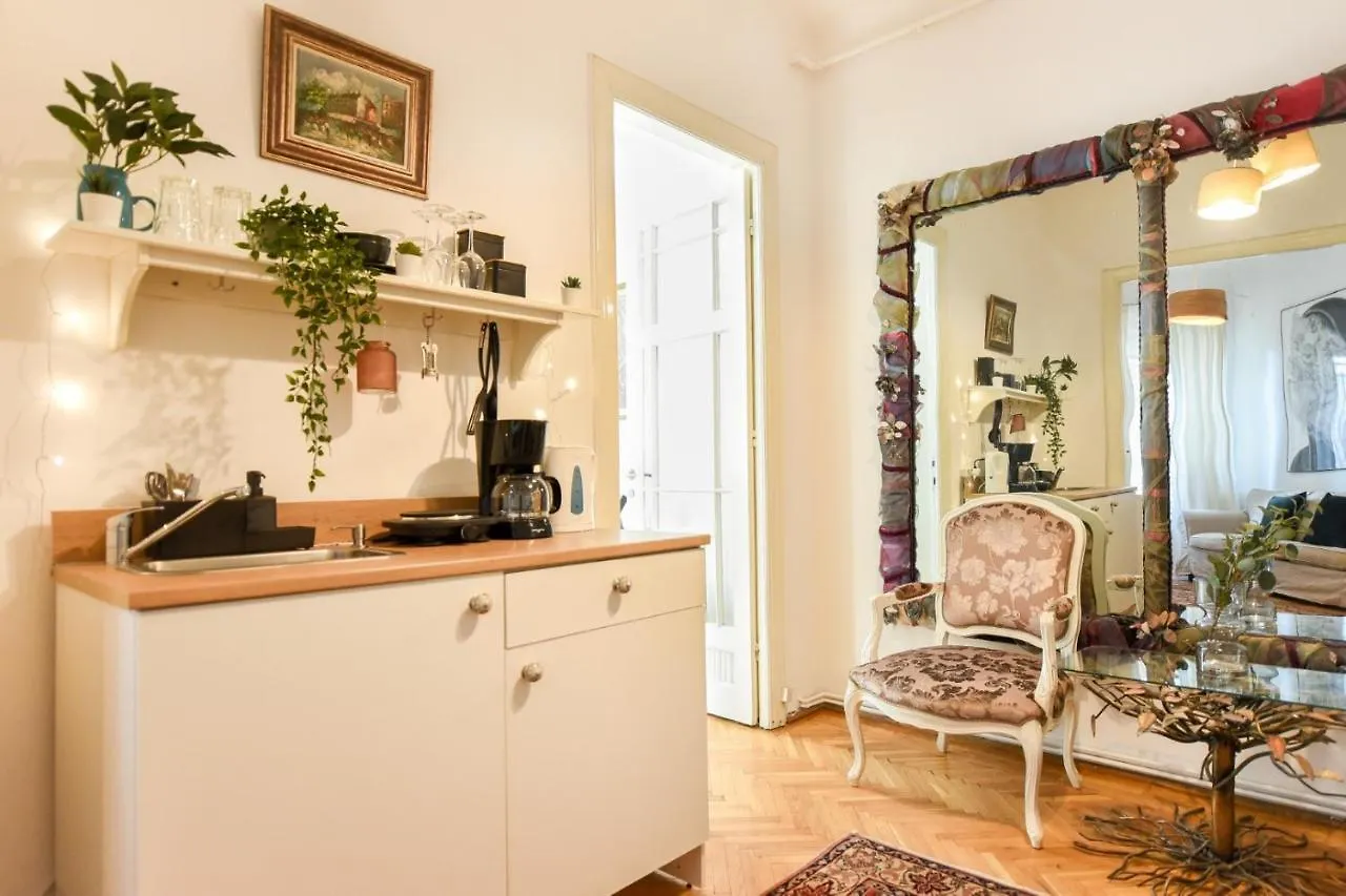 Stay In Style: Central 1Br With Vintage Touches And Balcony Bucharest