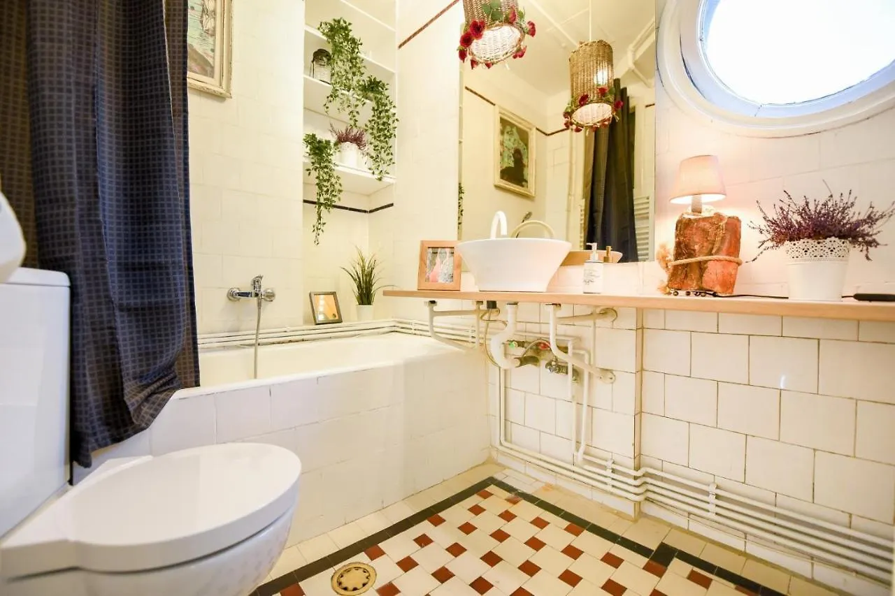 Stay In Style: Central 1Br With Vintage Touches And Balcony Bucharest Apartment
